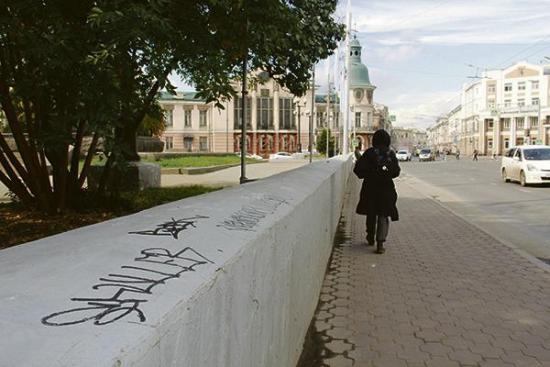 Иркутск ежегодно тратит около 2 млн рублей на очистку города от незаконной рекламы и аэрографии