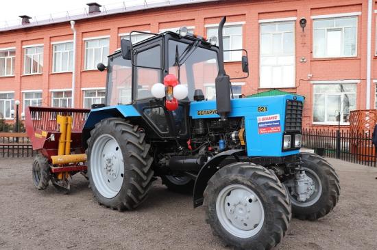 Оёкская школа получила новые спортзал и трактор
