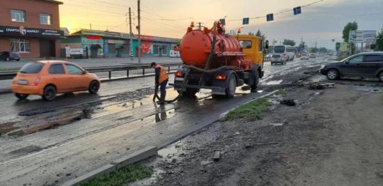 Последствия разлива воды на Трактовой устраняют в Иркутске