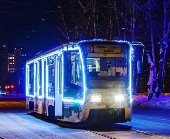 Накануне Нового года водители общественного транспорта в Иркутске преобразятся в Деда Мороза и Снегурочку