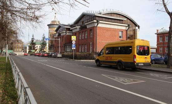 В Иркутске обустроили тротуары и парковки у школ, детских садов и больниц