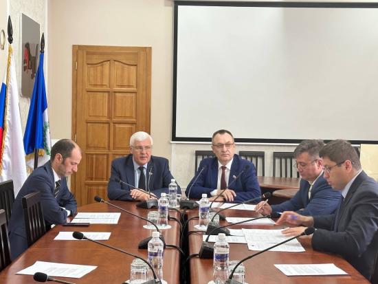 Николай Труфанов обсудил ремонт дорог и строительство новой школы в Казачинско-Ленском районе с мэром Сергеем Швецовым