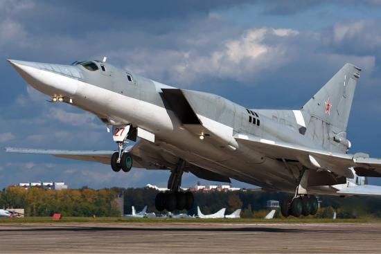 Самолет Ту-22М3 ночью потерпел крушение в Усольском районе, один летчик погиб