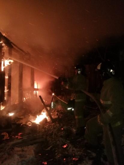 Четверо детей и трое взрослых погибли на пожаре в Усть-Уде рано утром