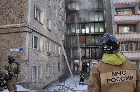 В Иркутске пожар в бывшем общежитии тушили 59 человек и 11 единиц техники