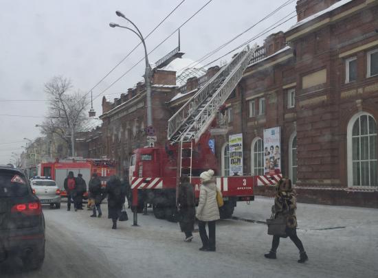 До приезда пожарных из здания самостоятельно эвакуировались 43 человека Пожар в здании ТЮЗа ликвидировали в Иркутске