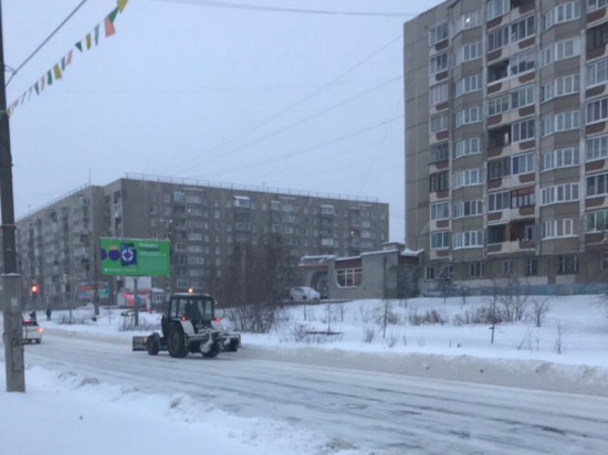 Работы проводятся на участках дорог М-53 и старого Московского тракта. Задействовано 16 единиц техники Службы по уборке снега в Ангарске переведены в круглосуточный режим работы