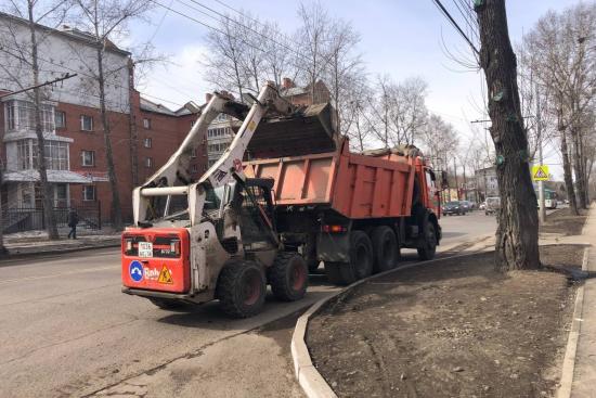 Газоны вдоль дорог и тротуаров начали убирать в Иркутске