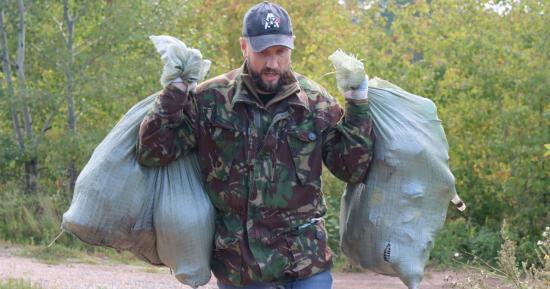 Более 33 кубометров мусора вывезли с прибрежной полосы Братского водохранилища по итогам экологической акции