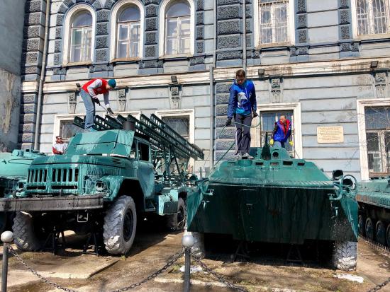 Общественники в Иркутске привели в порядок военную технику и территорию у Дома офицеров