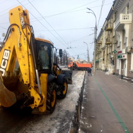 В Иркутске усиленно чистят от снега тротуары и пешеходные зоны