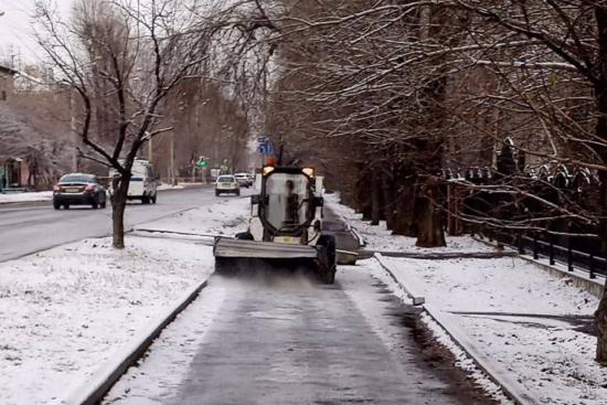 Иркутские коммунальные службы вышли на улицы города ночью