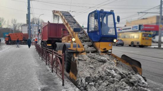 Дорожные службы ежедневно вывозят с улиц Иркутска около тысячи тонн снега
