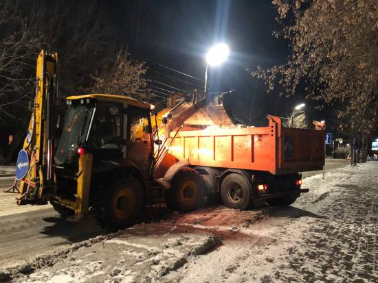 Дорожные службы Иркутска всю ночь расчищали улицы города от снега