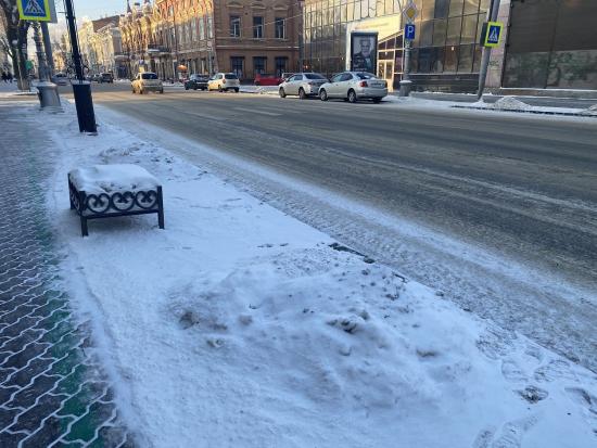 В Иркутске от снега очищают тротуары и остановки общественного транспорта
