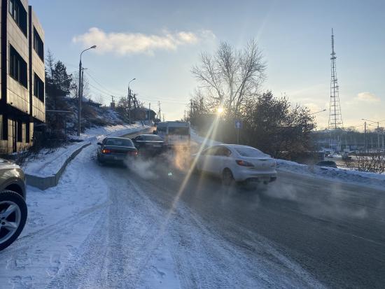 Глава сибирского города попросил владельцев автомобилей помочь в уборке городских дорог от снега