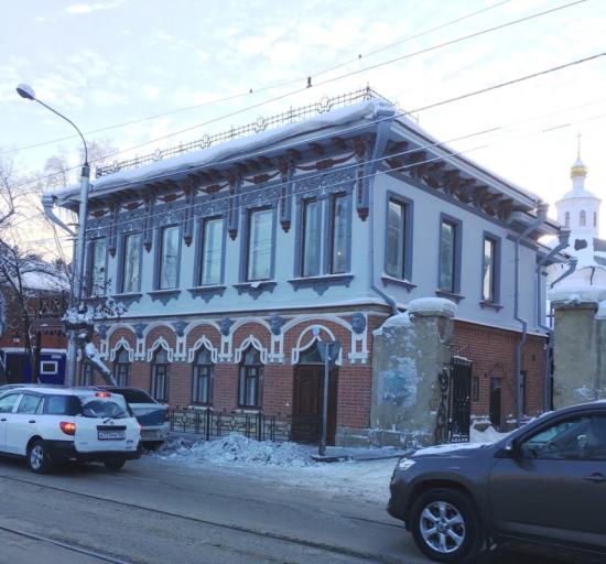 Усадьба Бревнова была построена в 1908 — 1910 гг. Здание богато декорировано как внутри, так и снаружи, в народе оно получило название «Дом со львами» В Иркутске после реставрационных работ открылась усадьба Бревнова