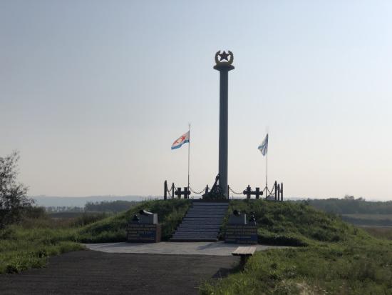 У памятника морякам в Усолье появились новые надписи и цепь