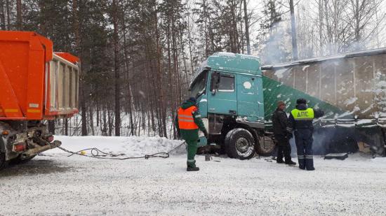 Замерзающего дальнобойщика спасли дорожные полицейские на севере Иркутской области