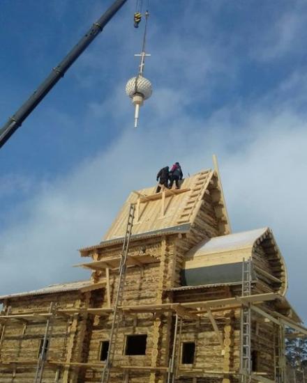 На церковь «Ангарской деревни» в Братске установили осиновый купол