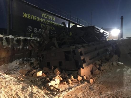 Вагон с песком во время разгрузки сошел с пути в Усть-Кутском районе