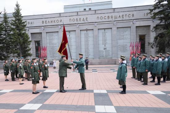 Лучшие школьники Приангарья заступили на почетную Вахту Памяти у Вечного огня в Иркутске