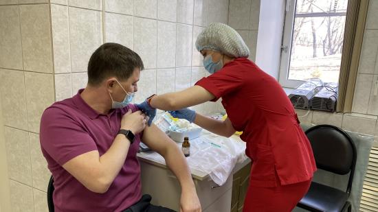 80% работников ИркАЗа прошли вакцинацию от коронавируса