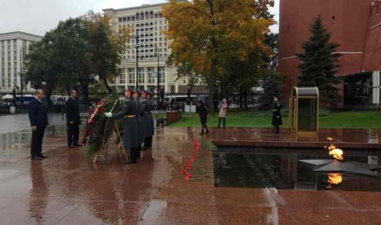 Губернатор Сергей Левченко возложил венок к могиле Неизвестного солдата