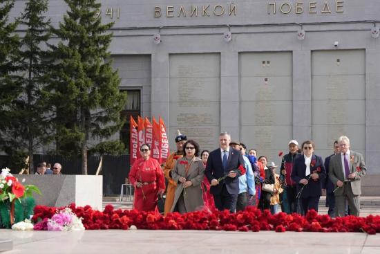 Делегация из Монголии возложила цветы к мемориалу «Вечный огонь Славы» в Иркутске в честь 80-летия Победы