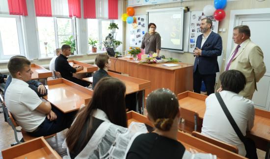 Александр Ведерников провел в День знаний тематический урок для одиннадцатиклассников деревни Буреть Усольского района