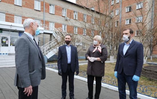 Александр Ведерников и Лариса Егорова передали партию антисептиков в дом престарелых