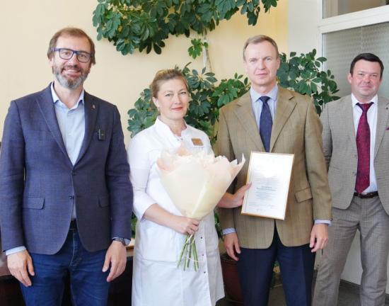 Александр Ведерников вручил Благодарности председателя Заксобрания медикам Черемхова