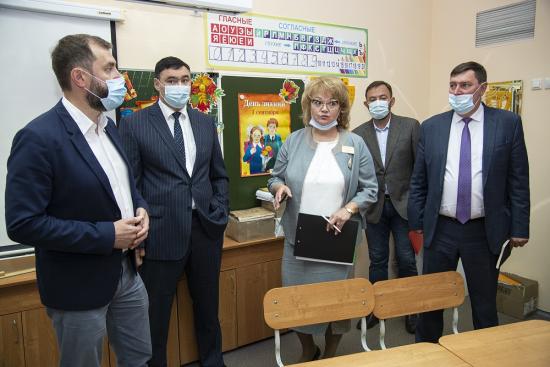 Противоковидные меры в иркутских школах оценили Александр Ведерников и Руслан Болотов
