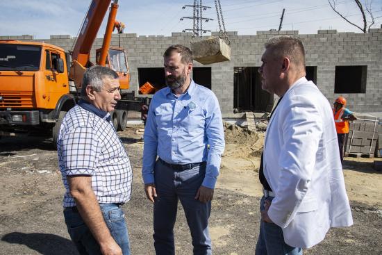 Подрядчик строительства жилья для детей-сирот в Черемхове ведет работы за свой счет