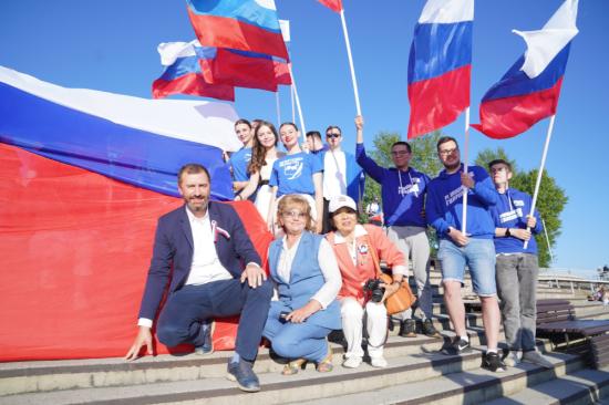 Депутаты Заксобрания поздравили жителей Иркутска с Днем флага России