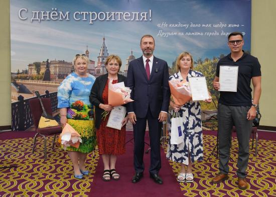 Награды Законодательного Собрания вручил Александр Ведерников представителям строительной отрасли в преддверии профессионального праздника