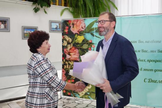 Председатель Заксобрания Александр Ведерников поздравил педагогов с Днем учителя