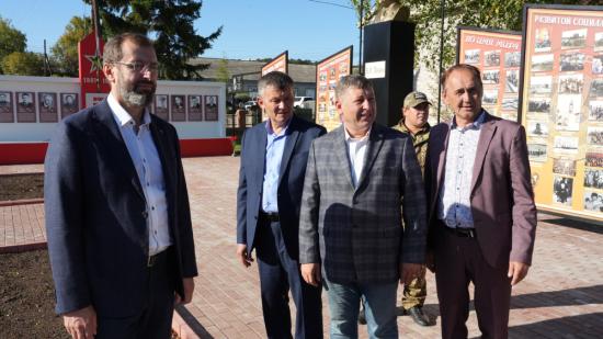 Реализацию инициативных проектов в Качуге проверил председатель ЗС Александр Ведерников