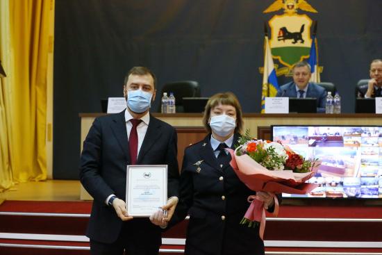 Александр Ведерников вручил благодарности председателя Законодательного Собрания лучшим сотрудникам ГУ МВД Приангарья