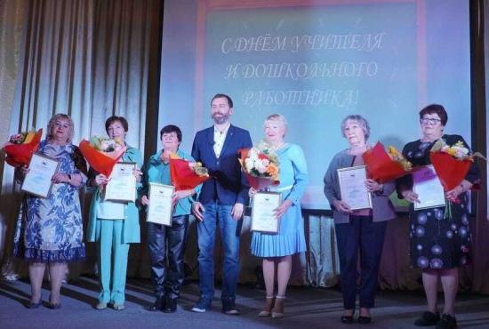 Награды учителям вручил Александр Ведерников в Черемхове, Свирске и Черемховском районе