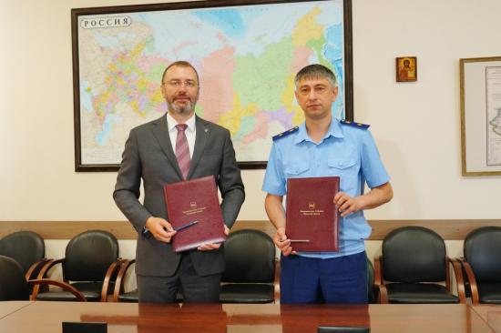 Председатель ЗС Александр Ведерников подписал соглашение о совместной работе с прокурором Иркутской области Сергеем Паволиным