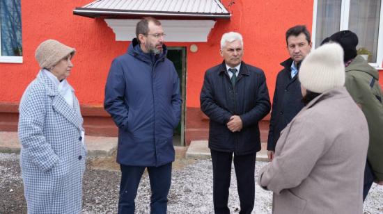 Александр Ведерников оценил реализацию инициативных проектов и капремонт МКД в поселке Средний Усольского района