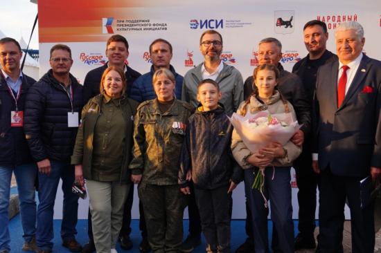 Средства для нужд бойцов СВО собрали на аукционе в рамках фестиваля «Русское лето. ZaРоссию»