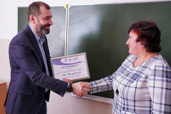 Александр Ведерников предложил расширить в Иркутской области программу «Школьный учебник»