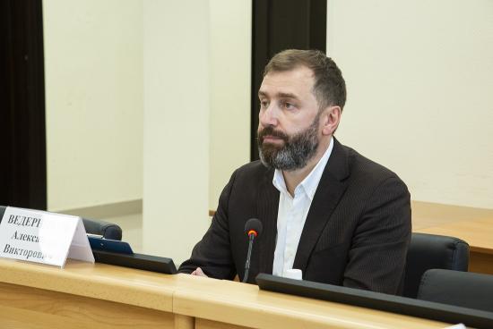 Александр Ведерников: Надо перестать издеваться над жителями области, вынужденными сидеть в очередях для продления или закрытия больничных