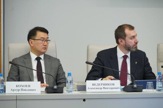 Опытом работы с молодежью поделился Александр Ведерников на заседании Совета законодателей СФО