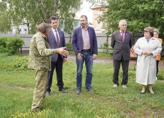 Александр Ведерников проверил ход капремонта гарнизонного дома офицеров в поселке Средний