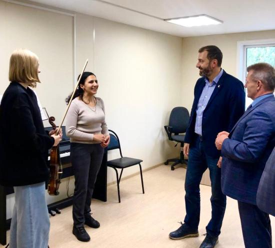 Александр Ведерников оценил ремонт школы искусств и ФОКОТа в Тайшете