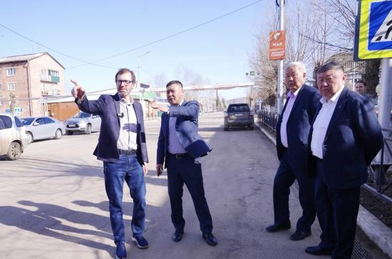 Ремонт центральной улицы в поселке Усть-Ордынском проверили депутаты ЗС