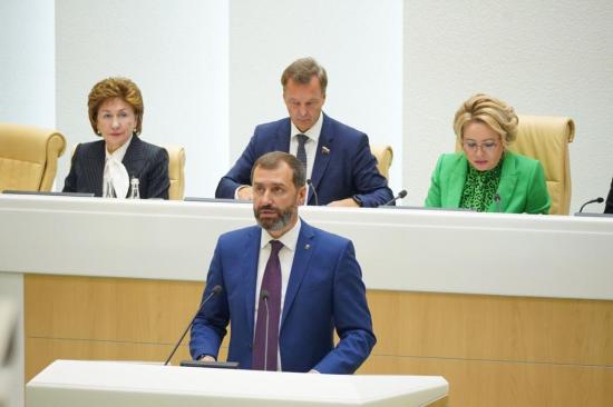Александр Ведерников представил законодательные меры поддержки семей участников СВО на пленарном заседании в Совете Федерации
